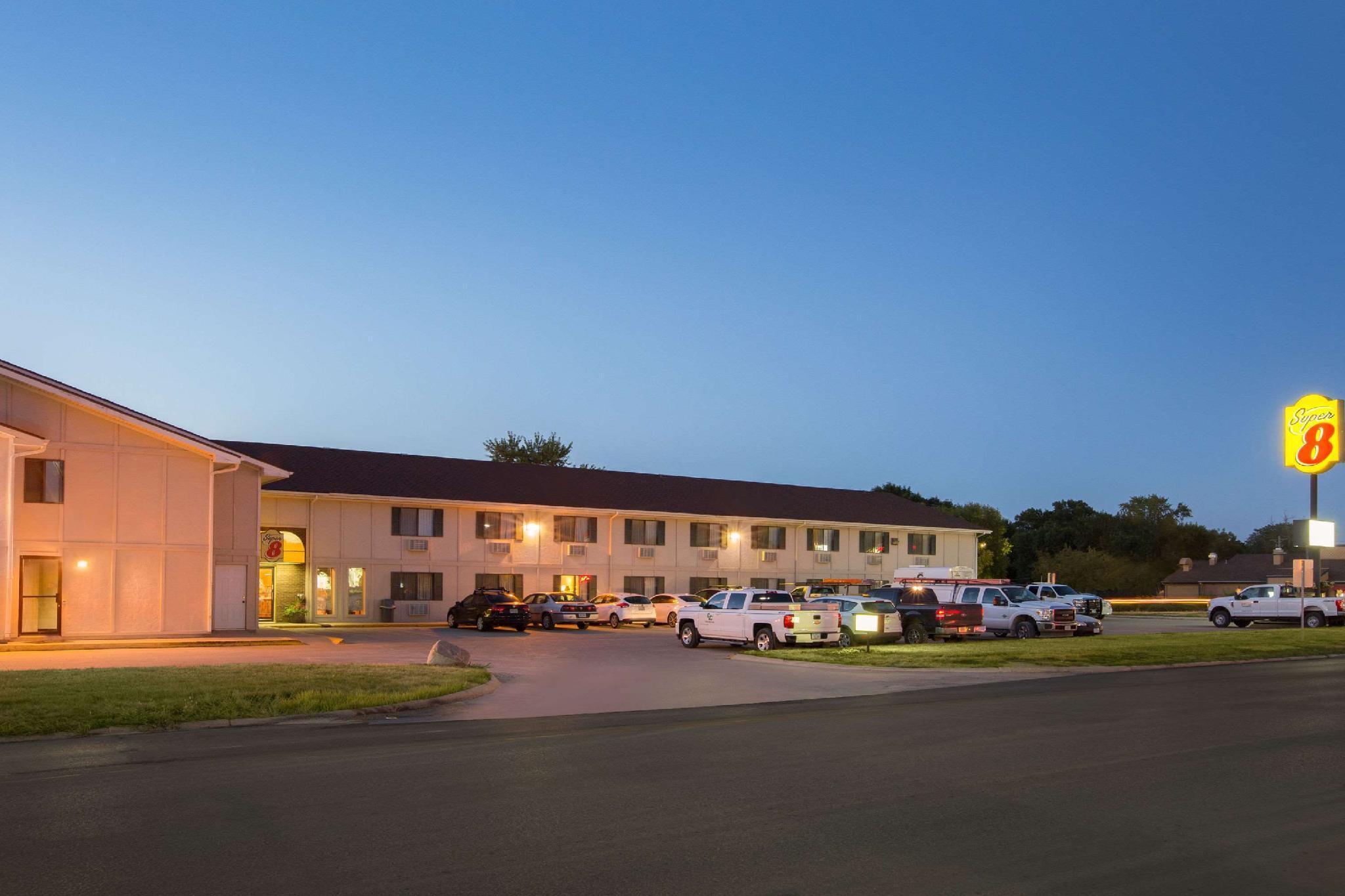 Super 8 By Wyndham Storm Lake Exterior photo