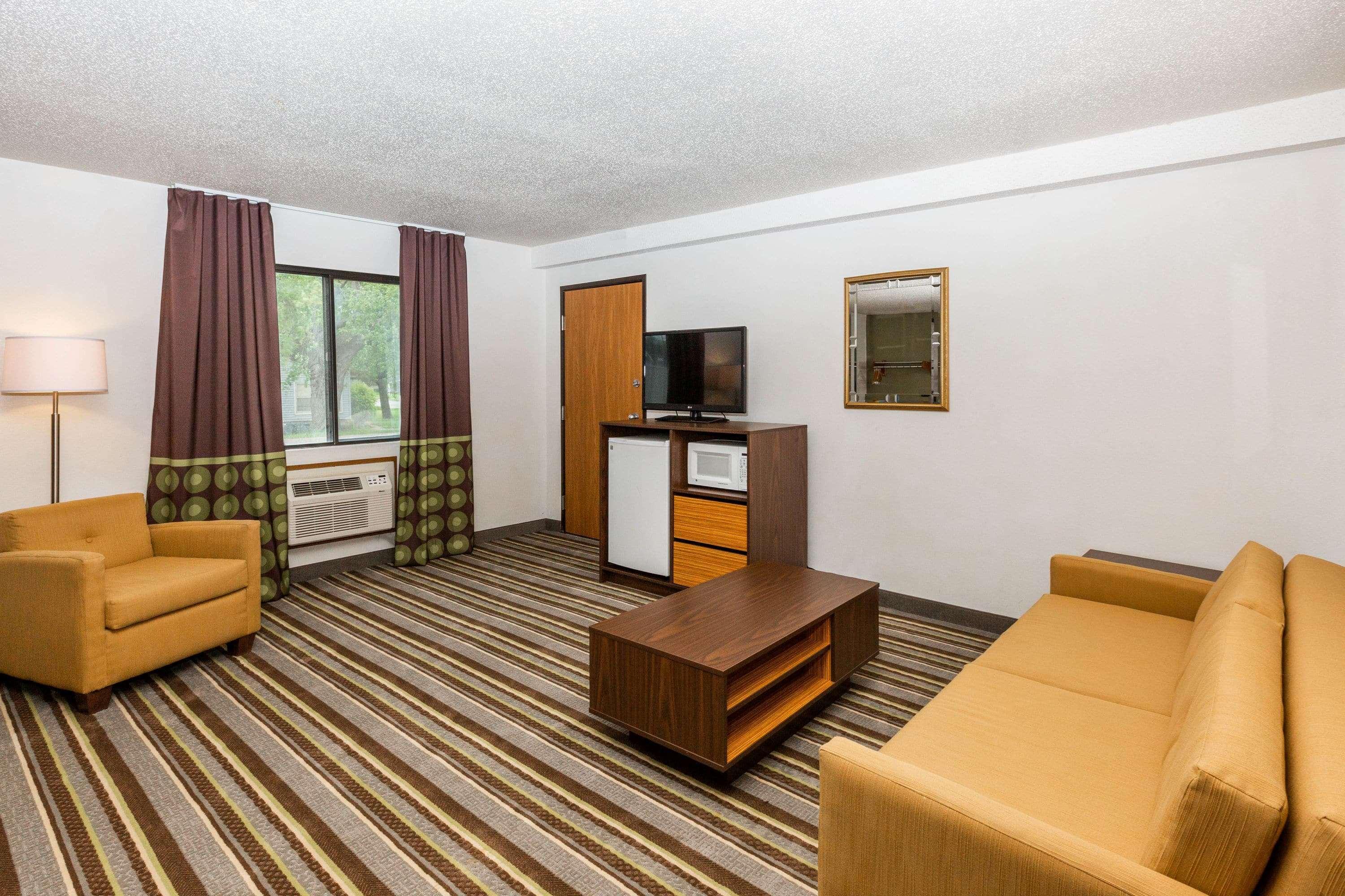 Super 8 By Wyndham Storm Lake Exterior photo