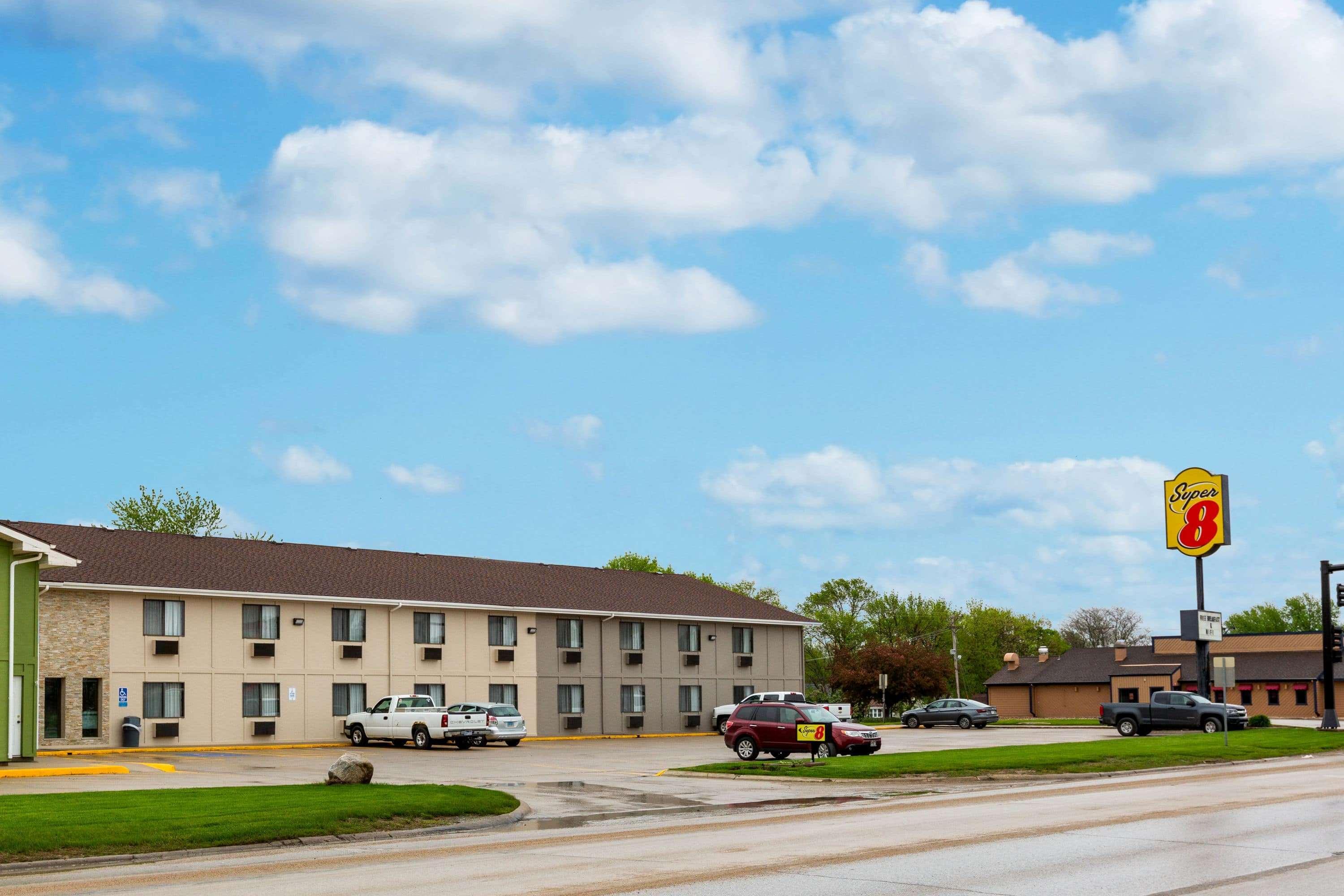 Super 8 By Wyndham Storm Lake Exterior photo