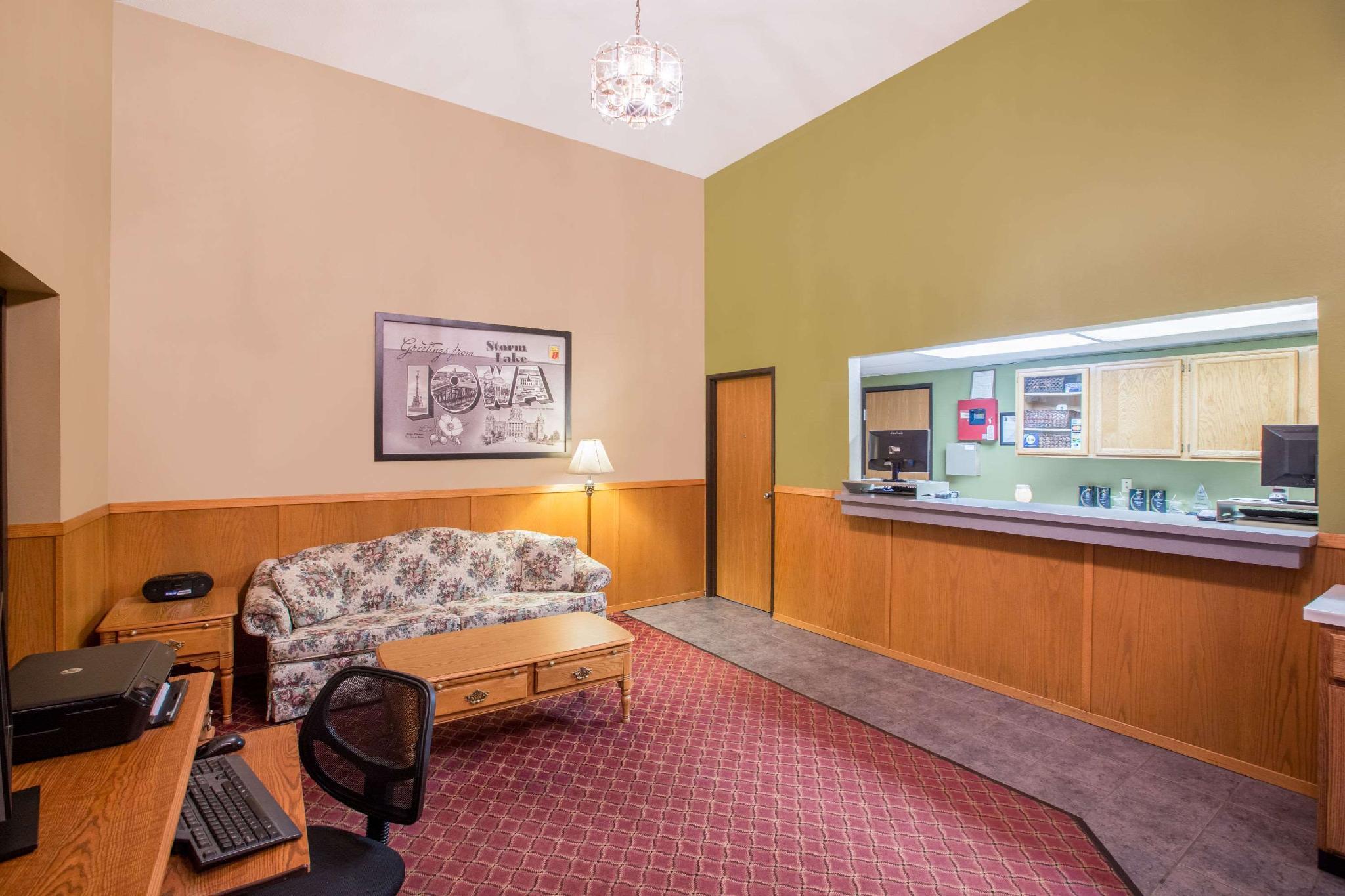Super 8 By Wyndham Storm Lake Exterior photo