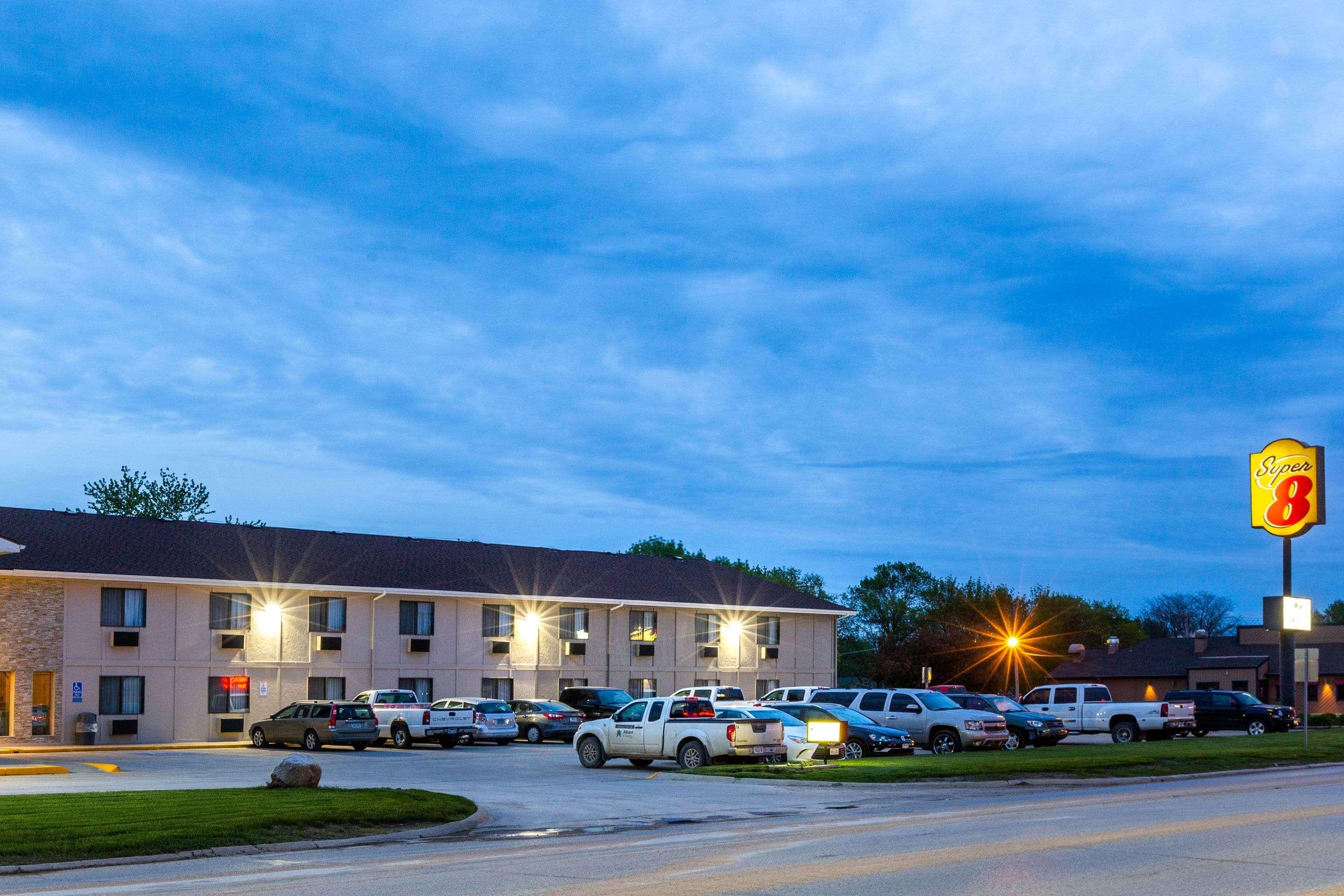 Super 8 By Wyndham Storm Lake Exterior photo