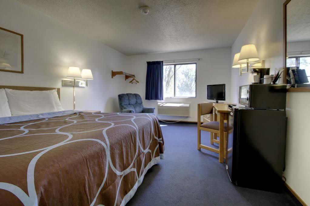 Super 8 By Wyndham Storm Lake Exterior photo