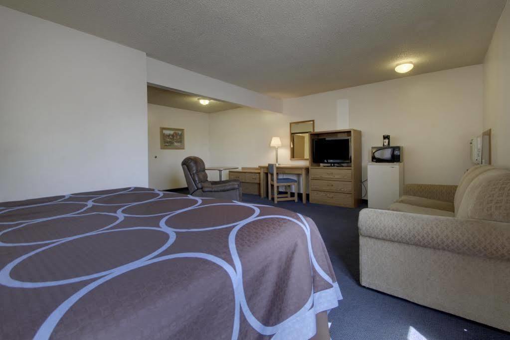 Super 8 By Wyndham Storm Lake Exterior photo