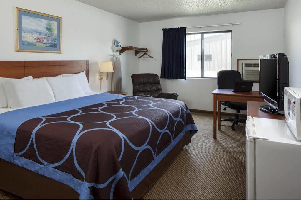 Super 8 By Wyndham Storm Lake Exterior photo