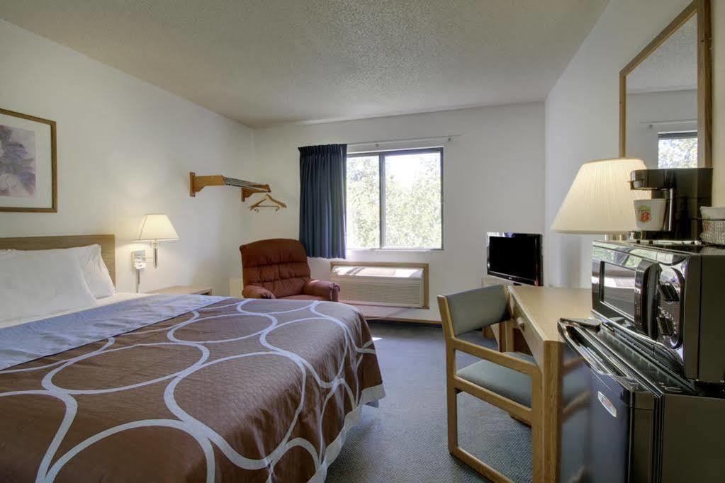 Super 8 By Wyndham Storm Lake Exterior photo