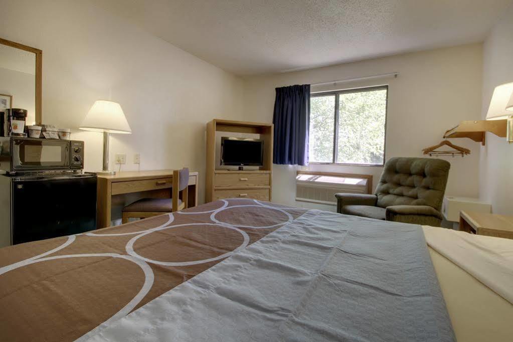 Super 8 By Wyndham Storm Lake Exterior photo