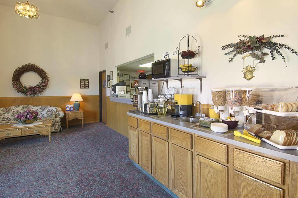 Super 8 By Wyndham Storm Lake Exterior photo