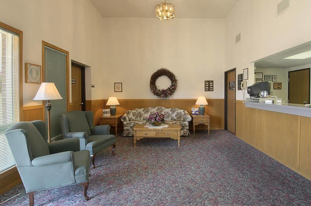 Super 8 By Wyndham Storm Lake Exterior photo