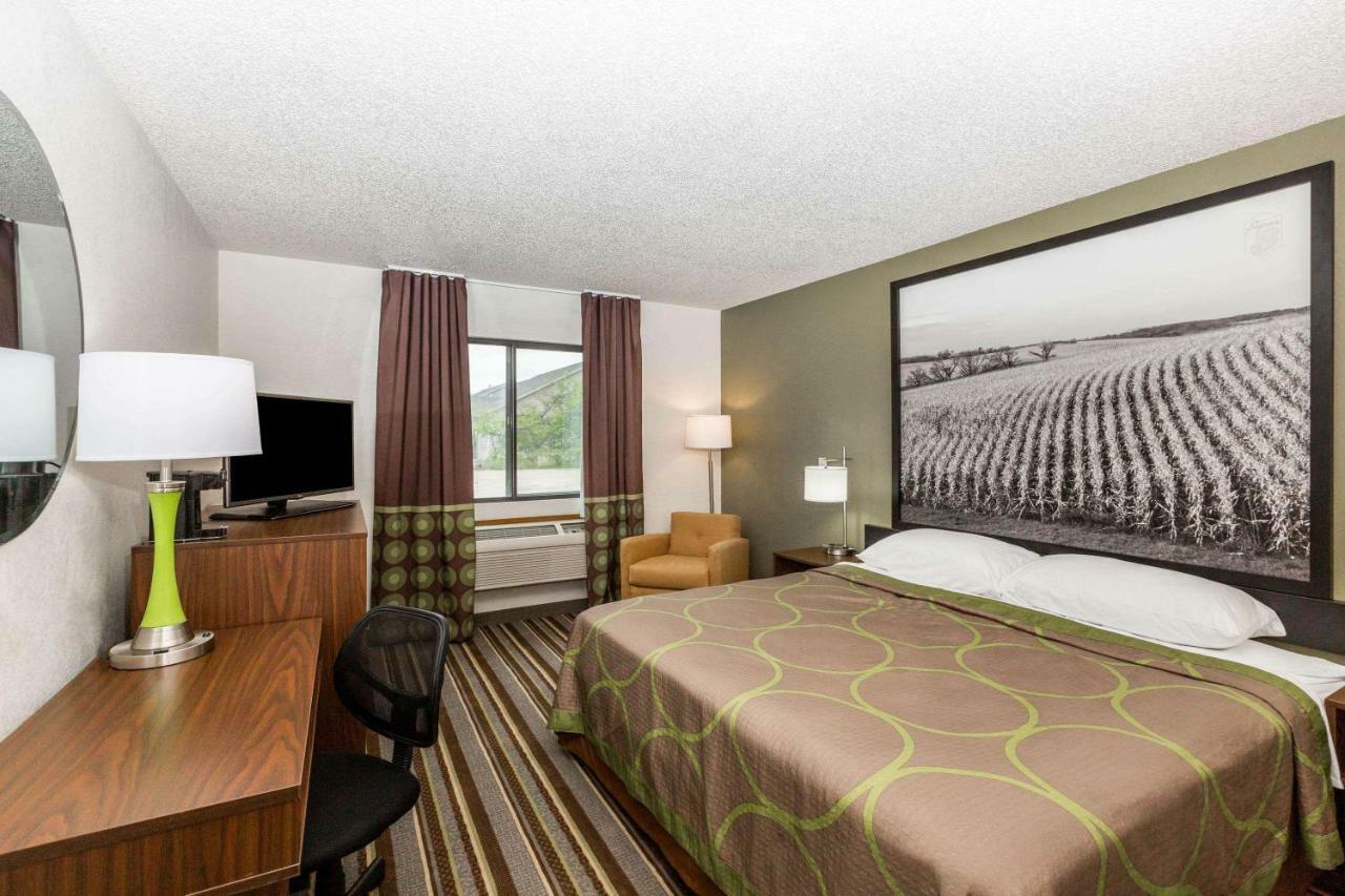 Super 8 By Wyndham Storm Lake Exterior photo